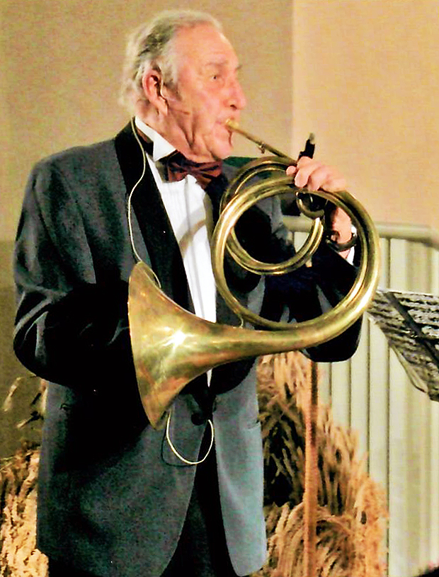 Prof. Uwe Bartels mit einem Naturhorn.